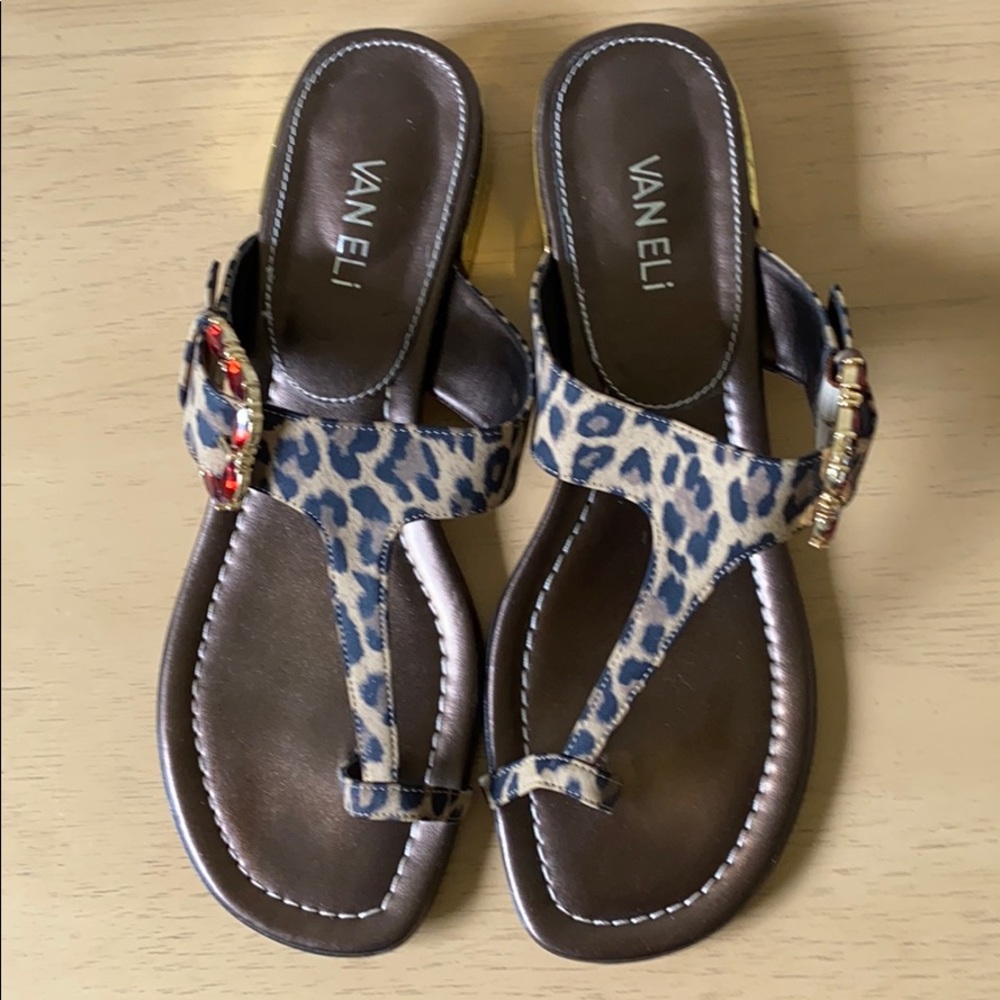 Vaneli size 9 Leopard Print Toe Ring Sandal